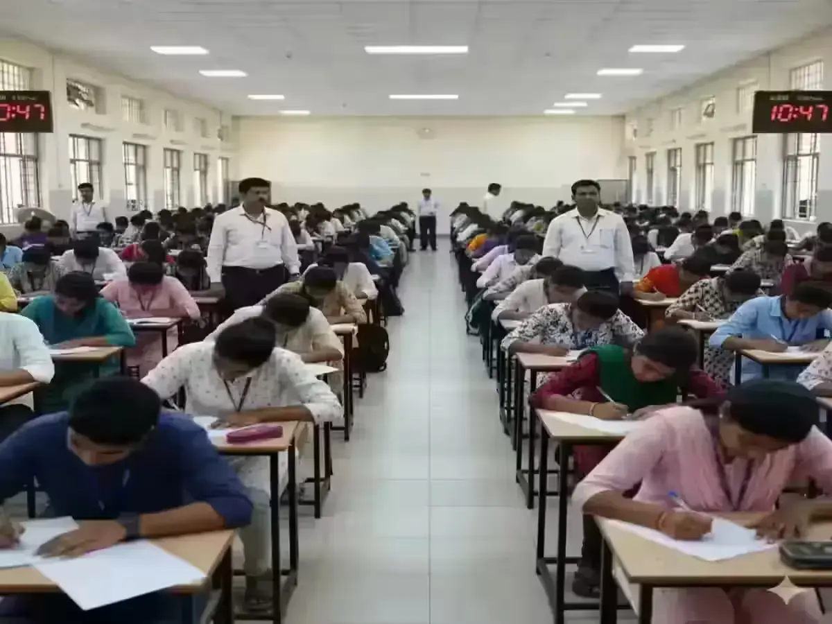 Apply for ISRO 2025 Assistant Posts – 18 Vacancies, Salary Rs. 25,500 Candidates applying online for ISRO Assistant vacancies 2025