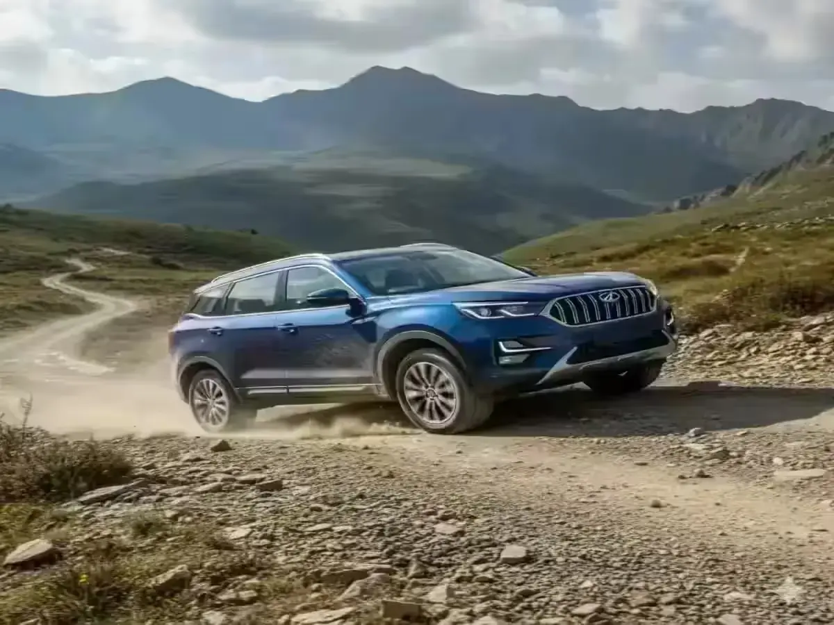 Mahindra XUV700 Facelift: Price, Features & Launch Date for 2026 Mahindra XUV700 Facelift driving on off-road terrain