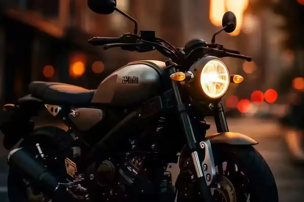 Yamaha XSR155 features including LED lights, LCD display, and traction control